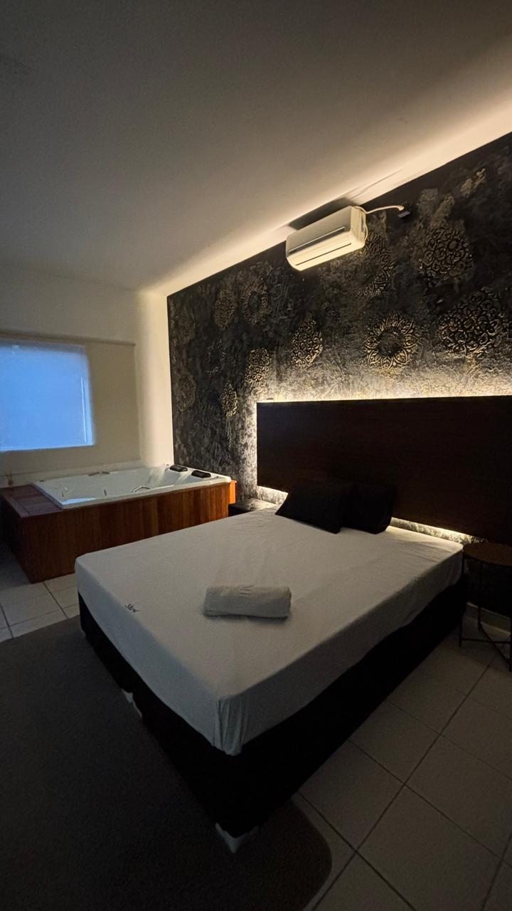 Suíte com cama de casal e hidromassagem na Zarah Massagem, Pompéia, SP